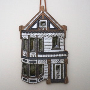 Victoria Littlejohn viktorianisches Haus Keramik Wandbehang