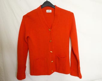 Jaskrawoczerwony kardigan vintage – Drewniane guziki – Kieszenie z przodu – Marka Sweet Tree – Rozmiar S – biust 32 cale