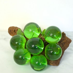 Mid Century moderne grüne Lucite Trauben- Traubencluster- Wurzelholz