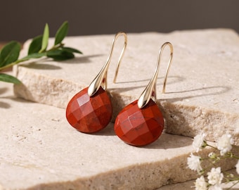 Pendientes colgantes rojos en forma de lágrima, pendientes rojos facetados, pendientes de gancho dorados, joyas rojas llamativas, regalo de pendientes para el día a día para ella.