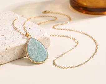 Collar con colgante en forma de lágrima azul claro chapado en oro de 18 quilates, colgante azul claro, collar con colgante dorado, joyería minimalista.