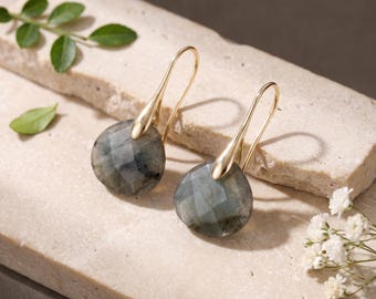 Pendientes colgantes grises, pendientes grises facetados, pendientes de gancho dorados, joyería moderna llamativa, regalo de pendientes para el día a día para ella.