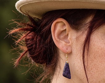 Pendientes colgantes de piedra natural, pendientes geométricos morados, pendientes de gancho dorados, pendientes colgantes bohemios, joyería llamativa, regalo para ella.
