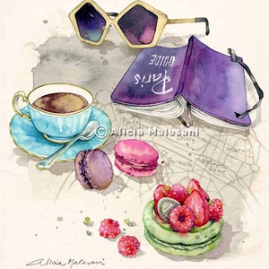 Puede incluir: Una pintura acuarela de una escena de café parisino con una taza de café, un plato de macarons, una guía, gafas de sol y un pastel con frambuesas y fresas. La pintura está sobre un fondo de un mapa de París.