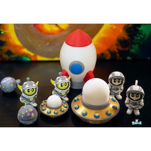 Articulated Astronaut and Alien with Rocket Capsule — Space Figure with Anti-Stress Function. Emits a clicking sound when pressed.