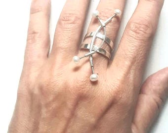 Statement ring in silver, steel wire and 4 pearls.