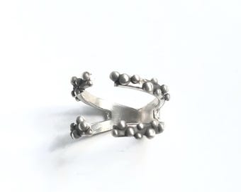 Adjustable X-shape ring in silver, open ring with tiny balls, oxidized ring