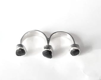 Two-fingers ring adjustable, silver ring with three black sea pebbles