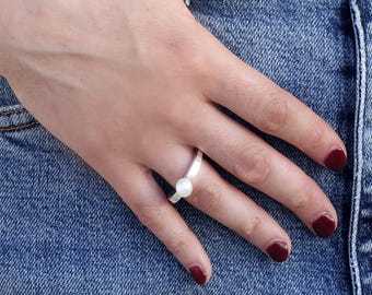Ring - circle with pearl, in gold-plated brass or silver, upright flat ring