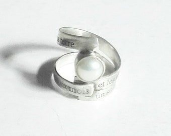 Silver ring with engraved lyrics by Charles Baudelaire and pearl