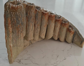 Menorá de Janucá de cerámica hecha a mano — Diseño de arco escultural, gres, pieza única de judaica, cerámica de estudio, regalo único de Janucá