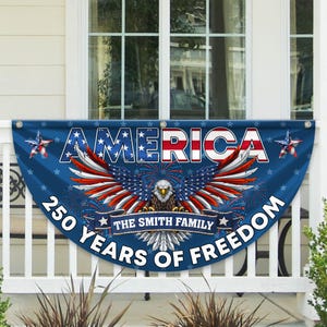 Puede incluir: Una pancarta azul con la palabra "AMERICA" en blanco y rojo, con un diseño de águila y el texto "250 YEARS OF FREEDOM". La pancarta está decorada con estrellas y fuegos artificiales.