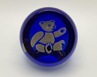 Vintage Caithness Scotland kunstglas 'Teddy' presse-papier - gesigneerd en genummerd