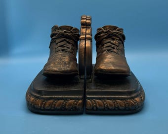 Sujetalibros vintage de zapatos de bebé bronceados, recuerdo de mediados de siglo, par chapado permanentemente, pesados