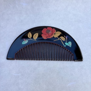 Peut inclure: Panneau en bois rustique avec l'inscription "Welcome to our home" en lettres blanches. Le panneau présente une finition vieillie et un design simple et accueillant, idéal pour un porche ou une entrée.