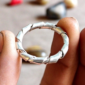 Anillo apilable sencillo de plata de ley con banda retorcida, minimalista, hecho a mano, joyería llamativa.