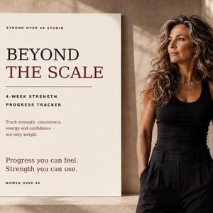 Op de afbeelding: Een rechthoekige poster met een crèmekleurige achtergrond en zwarte en donkerrode tekst: STRONG OVER 40 STUDIO, BEYOND THE SCALE, 4-WEEK STRENGTH PROGRESS TRACKER, Track strength, consistency, energy and confidence - not only weight. Progress you can feel. Strength you can use. WOMEN OVER 40.