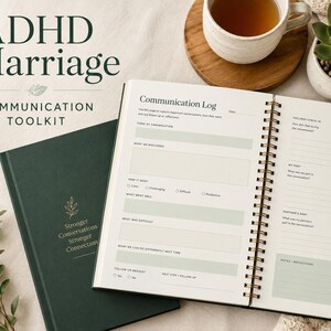 以下が含まれることがあります： ADHD Marriage Communication Toolkitと書かれたダークグリーンのノートと、会話のトピック、メモ、感情のチェックイン、振り返りのためのセクションがあるコミュニケーションログのページが開かれたスパイラル綴じのプランナー。