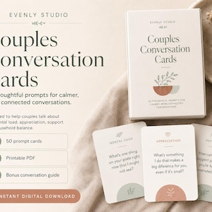以下が含まれることがあります： 「Couples Conversation Cards」のセット。白い箱に「Evenly Studio」の文字。カップルが精神的な負担、感謝、サポート、家事のバランスについて話し合うためのカードです。画像には、質問が書かれたサンプルカードが含まれています。