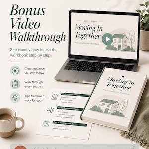 以下が含まれることがあります： 「Moving In Together」というタイトルのワークブックが表示されたラップトップ。ワークブックの物理的なコピーと関連ドキュメントも存在します。画像には「Bonus Video Walkthrough」と「What's inside: essential conversations, chore division, fairness & equity, monthly check-ins.」というテキストが含まれています。
