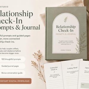 以下が含まれることがあります： Evenly StudioのRelationship Check-In Prompts & Journal。ジャーナルはセージグリーンで、タイトルは太字で大きく表示されています。100個のプロンプト、ガイド付きジャーナルページ、ボーナス会話ガイドが含まれています。「Instant Digital Download」の文字が下部にあります。