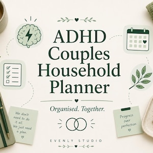 以下が含まれることがあります： ADHD Couples Household Plannerというタイトルのプランナーカバー。サブタイトルはOrganised. Together.。濃い緑色のテキストと、稲妻のある脳、カレンダー、チェックリスト、葉などのアイコンがデザインされています。