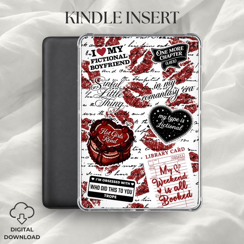 Puede incluir: Una funda Kindle Insert con fondo blanco, cubierta de marcas de besos de l&aacute;piz labial rojo y frases rom&aacute;nticas. La funda presenta texto que dice "Amo a mi novio ficticio", "Hot Girls Read" y "Mi fin de semana est&aacute; todo reservado".