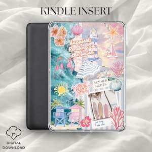 Peut inclure: Une protection pour Kindle avec un motif sur le thème de la plage. L'insert présente un collage de coquillages, un phare, un voilier et le texte "happiest reading on the beach". Le texte supplémentaire comprend "Summer Nights" et "good things take time."