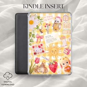 以下が含まれることがあります： 黄色のギンガムチェック柄のKindleインサート。花柄と春をテーマにしたイラストが特徴です。「KINDLE INSERT」、「im trying my best!」、「spring」、「in full bloom」の文字が含まれています。