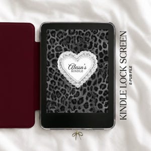 Peut inclure: Écran de verrouillage Kindle avec un fond à imprimé léopard et un motif en forme de cœur blanc. Le cœur porte l'inscription "Alessa's Kindle" en écriture élégante. Le fichier e-pub est affiché à l'écran, avec une couverture bordeaux.