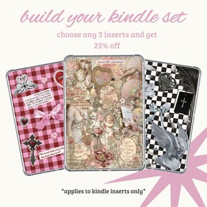 Puede incluir: Tres insertos de Kindle con dise&ntilde;os decorativos. Uno presenta un patr&oacute;n de cuadros rojos y rosas con una cruz y un gr&aacute;fico de cisne. Otro tiene un collage de im&aacute;genes vintage. El tercero tiene un patr&oacute;n de tablero de ajedrez en blanco y negro con alas de &aacute;ngel.