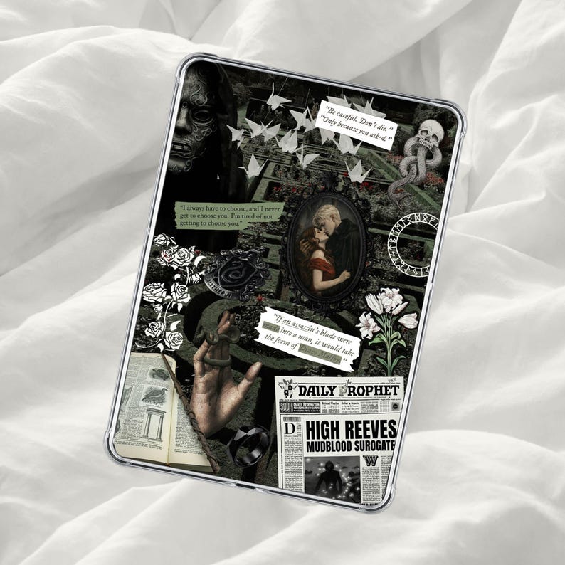 Puede incluir: Funda transparente para tableta con un dise&ntilde;o de collage oscuro. El dise&ntilde;o incluye im&aacute;genes de una calavera, una serpiente, una pareja y texto del peri&oacute;dico Daily Prophet. La funda est&aacute; dise&ntilde;ada para proteger la tableta.