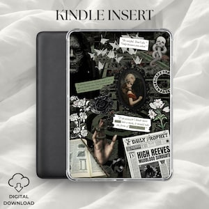 Puede incluir: Una funda Kindle Insert con un dise&ntilde;o de collage que presenta citas, ilustraciones y texto de una serie de libros de fantas&iacute;a. El dise&ntilde;o incluye una calavera, una serpiente y un recorte de peri&oacute;dico. Las palabras "Kindle Insert" est&aacute;n en la parte superior.