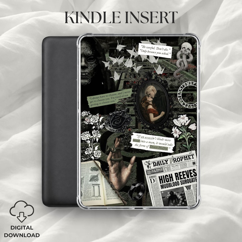 Puede incluir: Una funda Kindle Insert con un dise&ntilde;o de collage que presenta citas, ilustraciones y texto de una serie de libros de fantas&iacute;a. El dise&ntilde;o incluye una calavera, una serpiente y un recorte de peri&oacute;dico. Las palabras "Kindle Insert" est&aacute;n en la parte superior.
