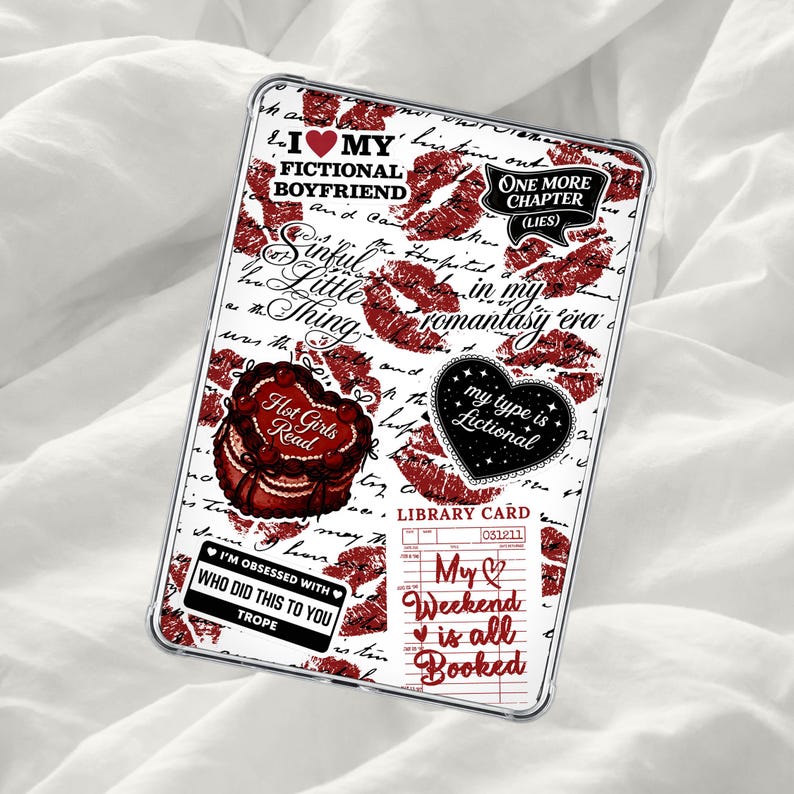 Puede incluir: Funda transparente para tableta con fondo blanco cubierto de marcas de besos de l&aacute;piz labial rojo y texto manuscrito. La funda presenta dise&ntilde;os gr&aacute;ficos en negro y rojo, incluidos corazones y texto que dice "Amo a mi novio ficticio."