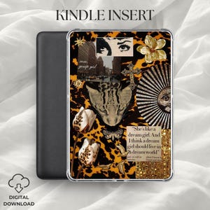 Może przedstawiać: Przezroczysta wkładka do czytnika Kindle z kolażem na tle w pomarańczowo-czarny wzór panterki. Kolaż zawiera obrazy kociego pyska, ulicy, złotego kwiatu, krzyża, słońca, tulipanów oraz tekst o treści She's like a dream girl. And I think a dream girl.