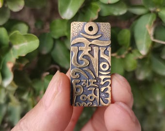 Ciondolo in ottone Om Mani Padme Hum Mantra buddista tibetano Amuleto Collana di protezione spirituale Ciondolo XK003