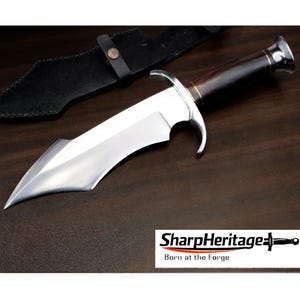 Handgesmeed Fantasy Heavy Bowie-mes, 23 cm lemmet van 5160 koolstofstaal met hoekige vorm, houten handvat, zwarte leren schede.