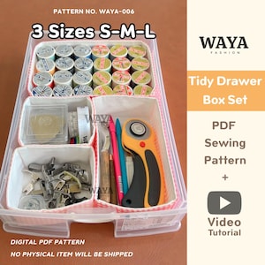 Puede incluir: Un organizador de plástico transparente con compartimentos forrados de tela de cuadros rosa. El organizador contiene carretes de hilo, herramientas de costura y accesorios. El texto en la imagen dice "3 Sizes S-M-L" y "Tidy Drawer Box Set".