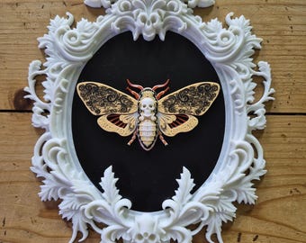 Gotische lijst met doodskopvlinderornament, 3D-geprinte schedelvlinder als wanddecoratie, Dark Academia woondecoratie, Victoriaanse sierlijst, handgemaakt cadeau