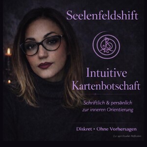 Puede incluir: Imagen promocional con una mujer con gafas y un cuello alto oscuro. La imagen incluye texto en alemán: "Seelenfeldshift, Intuitive Kartenbotschaft, Schriftlich & persönlich zur inneren Orientierung, Diskret • Ohne Vorhersagen."
