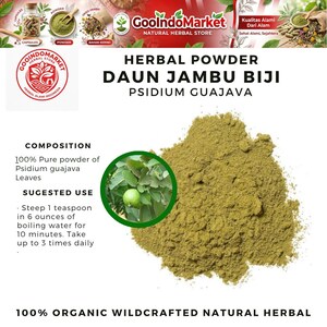 Op de afbeelding: Een hoop groen kruidenpoeder, aangeduid als "DAUN JAMBU BIJI PSIDIUM GUAJAVA". De afbeelding bevat ook tekst die aangeeft dat het 100% biologisch en wild geoogst is. Een kleine inzet toont een guavevrucht en bladeren.