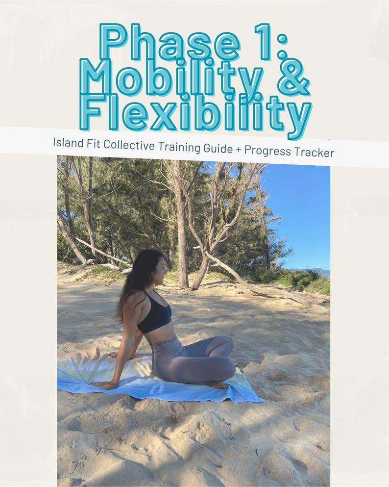 Puede incluir: Una persona con un sujetador deportivo negro y leggings grises est&aacute; sentada en una toalla de playa sobre la arena. El texto "Phase 1: Mobility & Flexibility" est&aacute; en la parte superior, con "Island Fit Collective Training Guide + Progress Tracker" debajo.