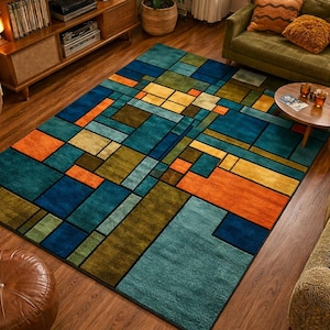 Può includere: Un tappeto rettangolare con un design geometrico. Il tappeto presenta un motivo di rettangoli di varie dimensioni in tonalità di verde acqua, blu, arancione, giallo e verde, delineati in nero. Il tappeto è posato su un pavimento in legno.