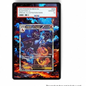 Puede incluir: Una taza de cerámica blanca con un asa negra y el texto "But First, Coffee" en un estilo manuscrito. La taza está sobre una superficie blanca. La taza mide aproximadamente 10 cm de alto.