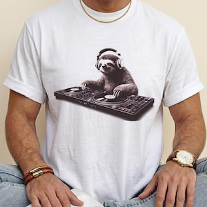 DJ Sloth T-shirt, rolig sengångare som spelar skivspelare grafik