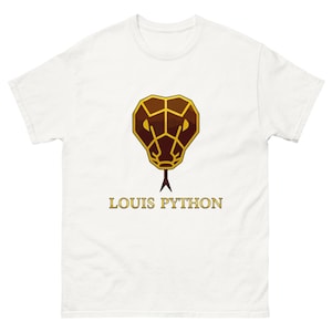 Op de afbeelding: Wit T-shirt met een geometrisch slangenkopontwerp in bruin en goud. De tekst "LOUIS PYTHON" is eronder in goud gedrukt. Het shirt heeft een klassieke ronde hals en korte mouwen.