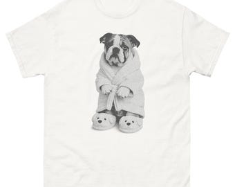 Camiseta divertida con estampado de bulldog, perro en bata y pantuflas.