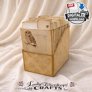 Könnte beinhalten: Ein dekorativer, beigefarbener Kartenhalter gefüllt mit Karten im Vintage-Stil. Die Karten zeigen eine Eulenillustration, eine Schneeflocke und florale Akzente. Der Halter hat ein gemustertes Design. Das Bild enthält den Text "DIGITALER DOWNLOAD" und "Lady Totenkopf CRAFTS".