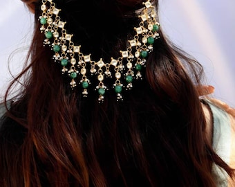 Exquisita cadena para el cabello Kundan hecha a mano con cuentas y perlas de color verde esmeralda para peinados de novia.